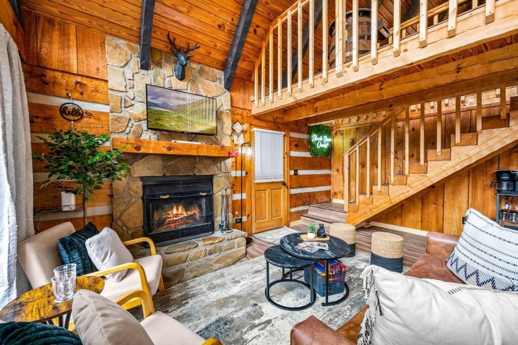 New! Black Bear Getaway With Games, Hot Tub, Rnr, Fun Chalet *