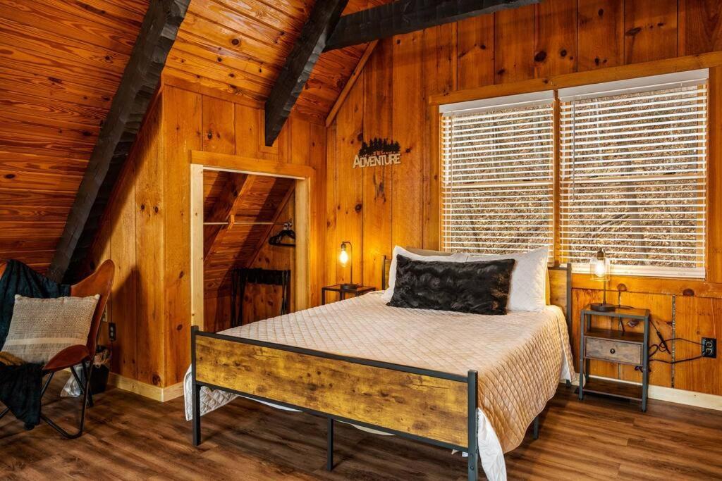 Chalet New! Black Bear Getaway With Games, Hot Tub, Rnr, Fun