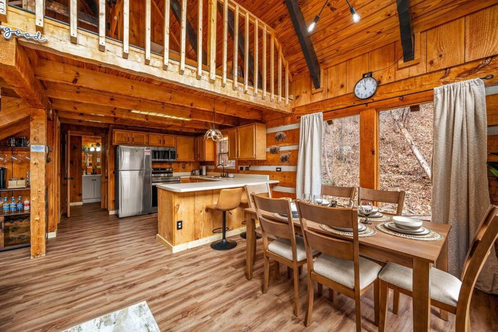 Chalet New! Black Bear Getaway With Games, Hot Tub, Rnr, Fun *