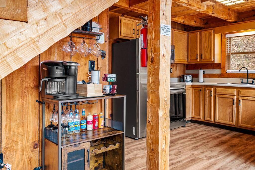 New! Black Bear Getaway With Games, Hot Tub, Rnr, Fun Sevierville