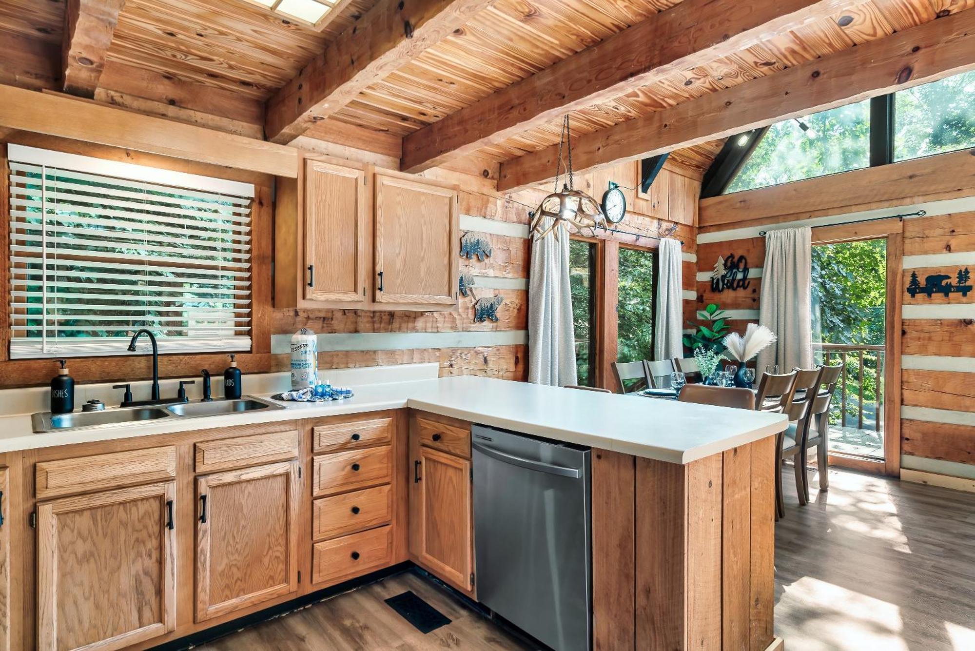 New! Black Bear Getaway With Games, Hot Tub, Rnr, Fun Sevierville
