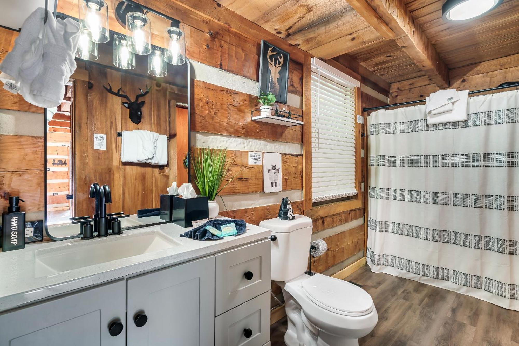 New! Black Bear Getaway With Games, Hot Tub, Rnr, Fun *