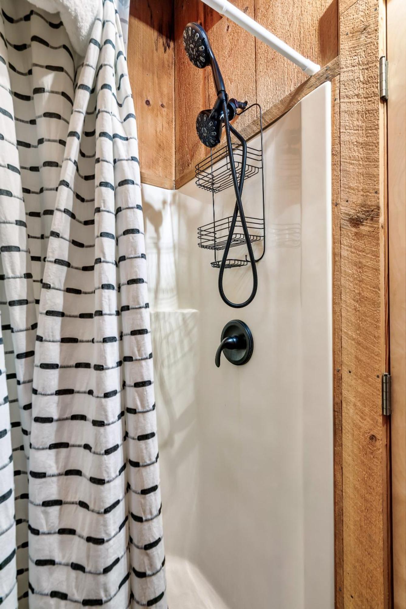 Chalet New! Black Bear Getaway With Games, Hot Tub, Rnr, Fun Sevierville