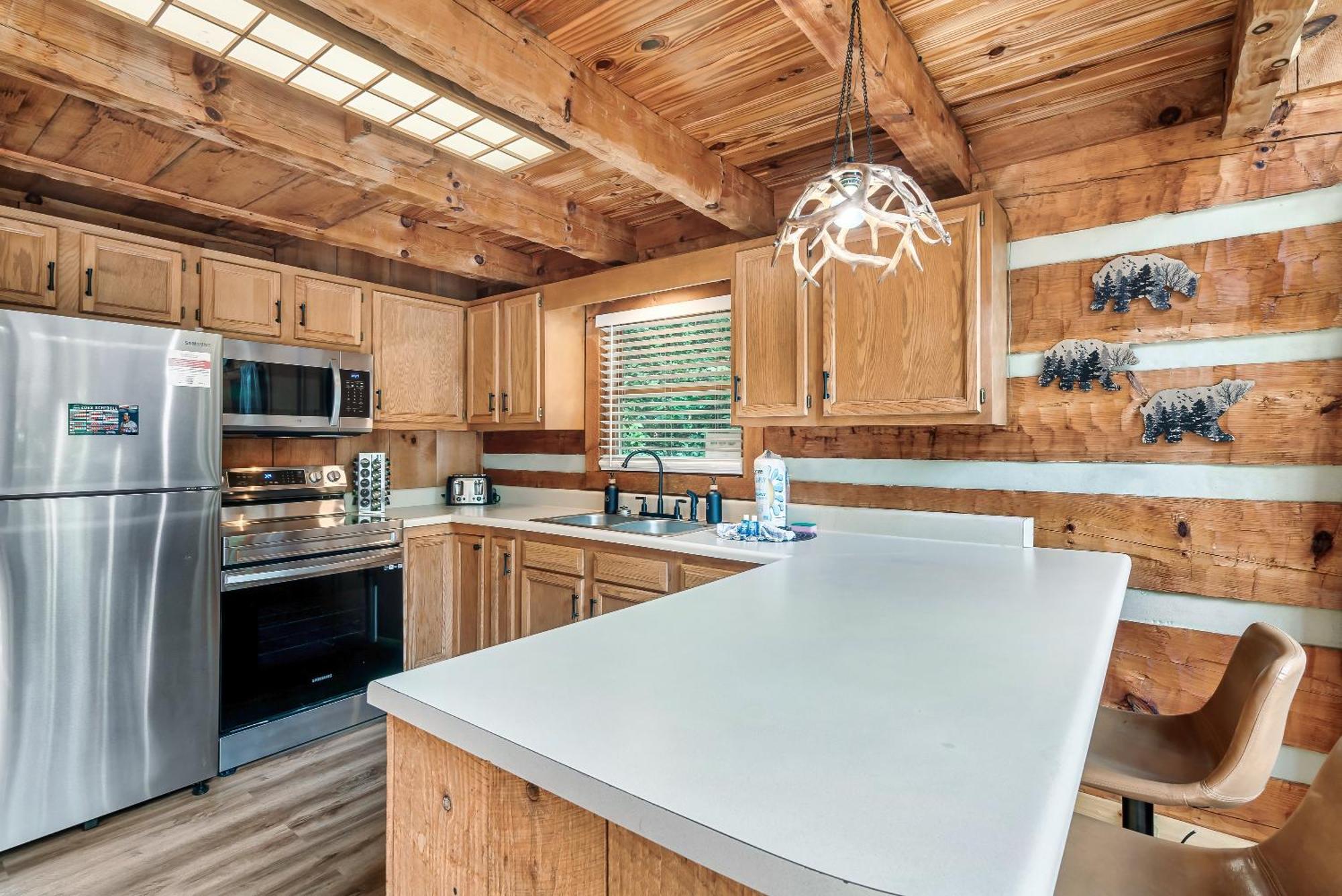 Chalet New! Black Bear Getaway With Games, Hot Tub, Rnr, Fun