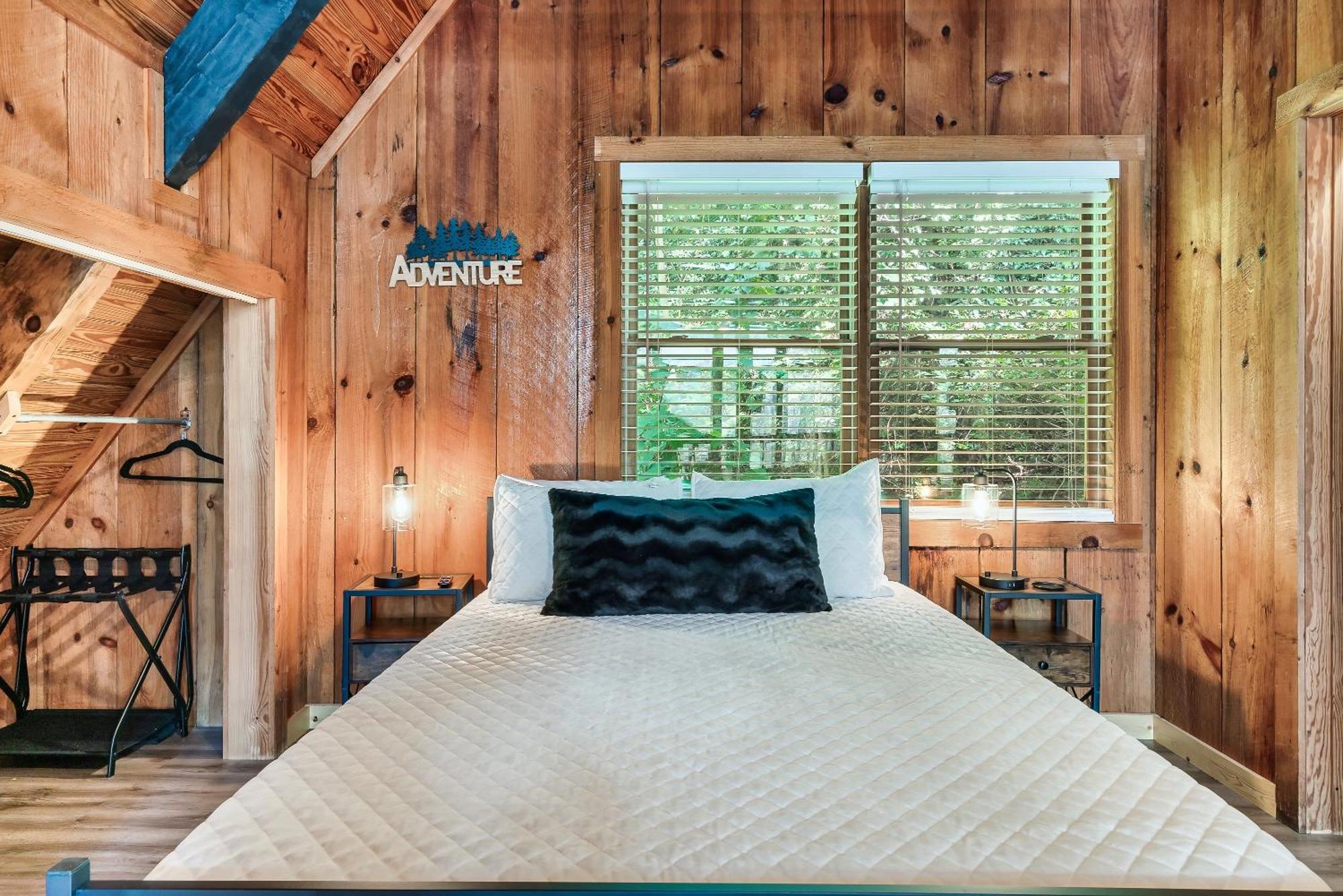 Chalet New! Black Bear Getaway With Games, Hot Tub, Rnr, Fun *