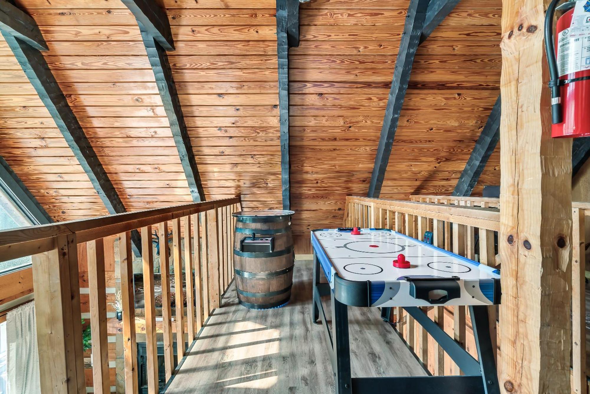 New! Black Bear Getaway With Games, Hot Tub, Rnr, Fun Chalet *