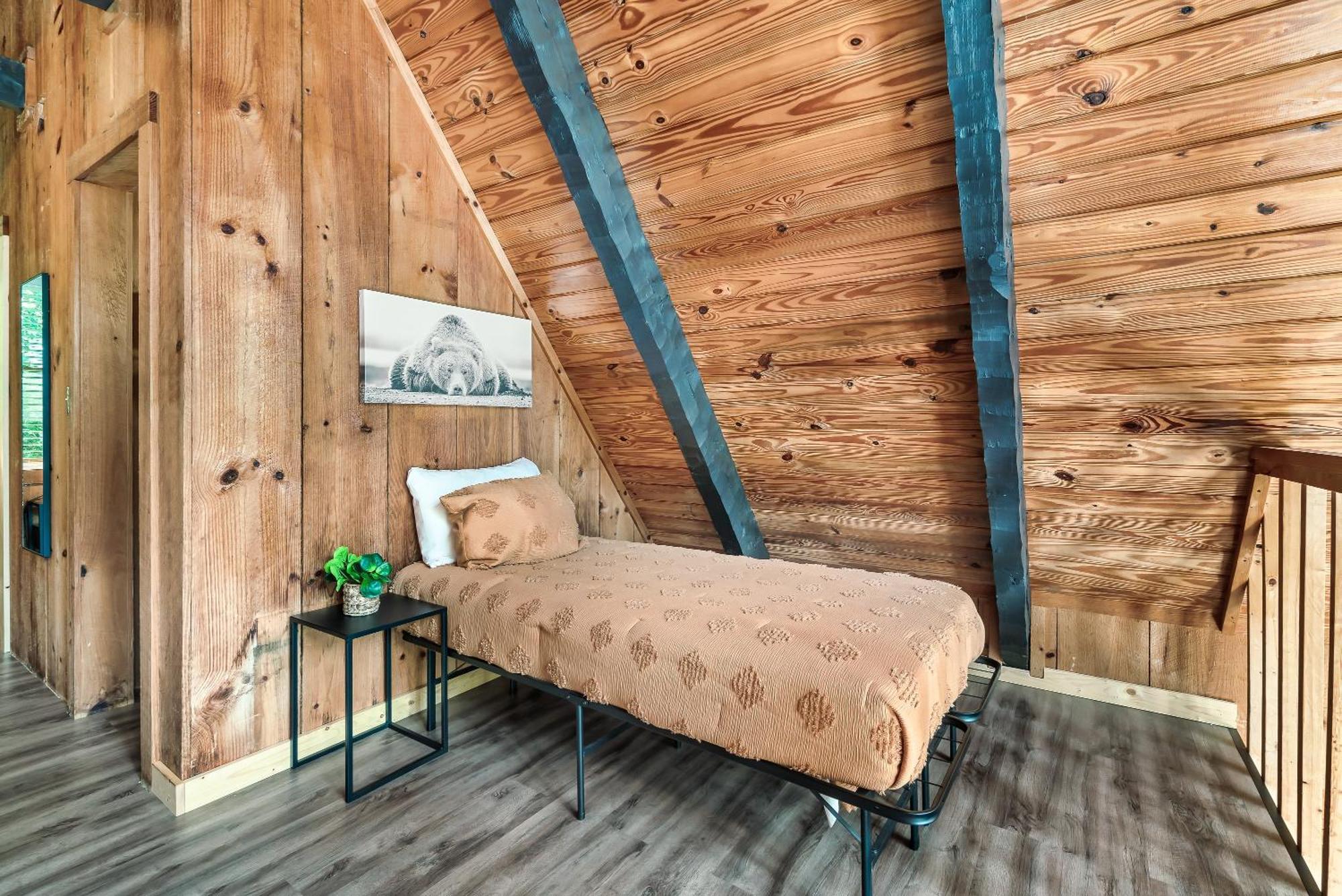 New! Black Bear Getaway With Games, Hot Tub, Rnr, Fun Chalet Sevierville